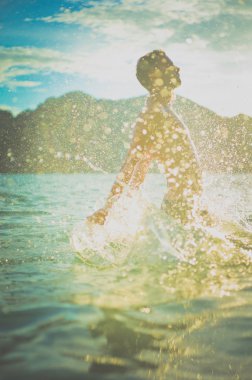 genç adam deniz keyfi