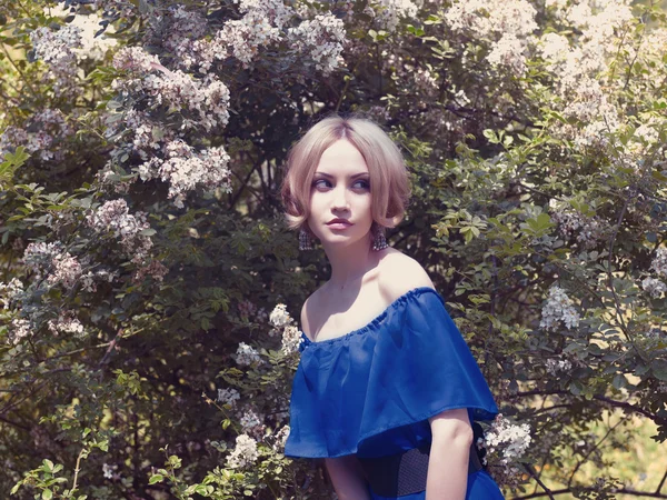 Ρομαντική κοπέλα στον κήπο — Φωτογραφία Αρχείου