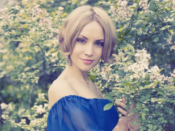 Romantische dame in de tuin — Stockfoto