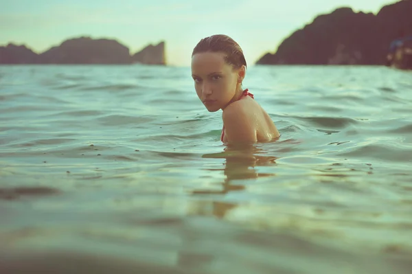 Schöne Dame im Meer — Stockfoto