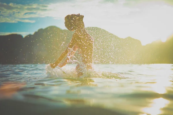Νεαρή γυναίκα απολαμβάνοντας τη θάλασσα Φωτογραφία Αρχείου