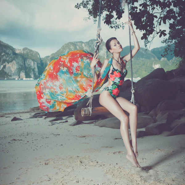 Senhora brilhante na praia — Fotografia de Stock