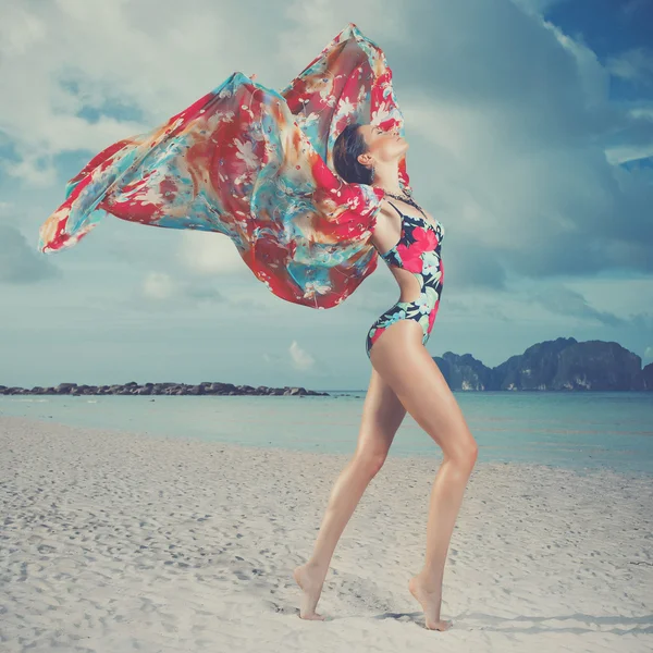 Schöne Frau am Strand — Stockfoto