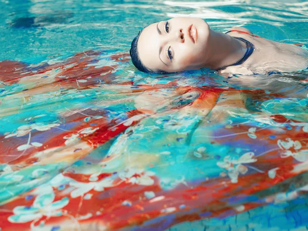 Belle femme dans la piscine — Photo