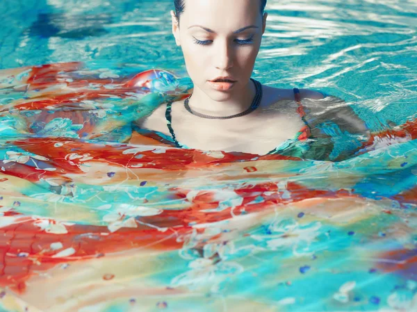 Mulher bonita na piscina — Fotografia de Stock