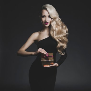 bir Noel hediyesi ile lüks sarışın