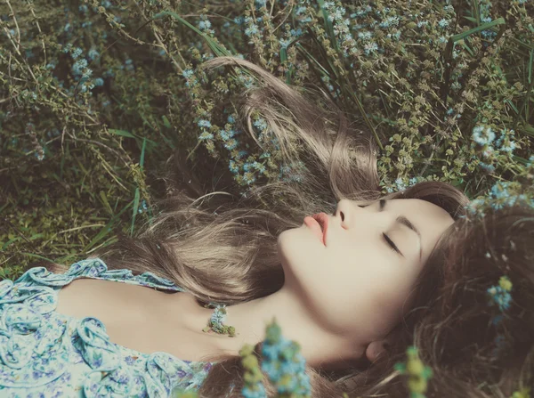 美しい女性の横になっているひし形花 — ストック写真