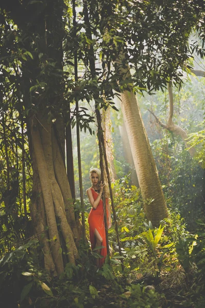 Belle dame dans la forêt tropicale — Photo