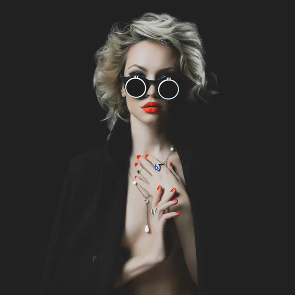 Fashion blonde with bright makeup and accessories — Stock Photo, Image