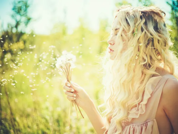 Beautiful blonde with dandelions — Stock Photo, Image