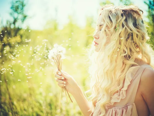 Bella bionda con denti di leone — Foto Stock