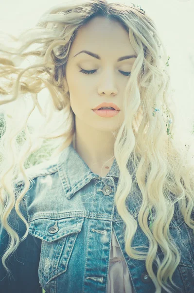 Retrato ao ar livre de jovem mulher bonita — Fotografia de Stock