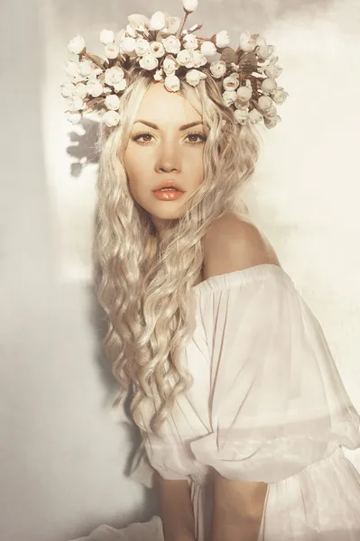 Belle blonde avec une couronne de fleurs — Photo