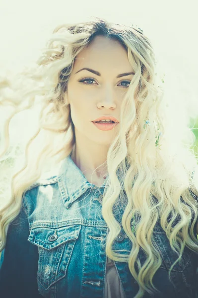 Retrato al aire libre de mujer bonita joven — Foto de Stock