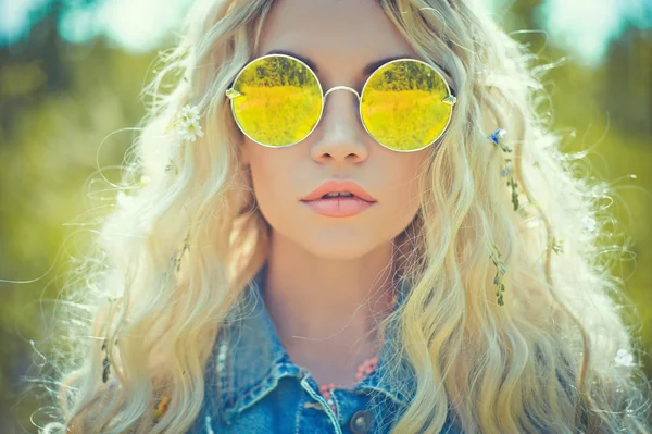 Retrato ao ar livre de jovem hippie mulher — Fotografia de Stock