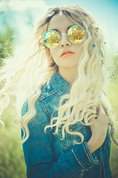 Outdoor Portret van jonge hippie vrouw — Stockfoto