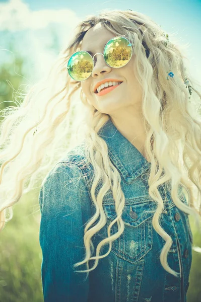 Utomhus porträtt av unga hippie woman — Stockfoto
