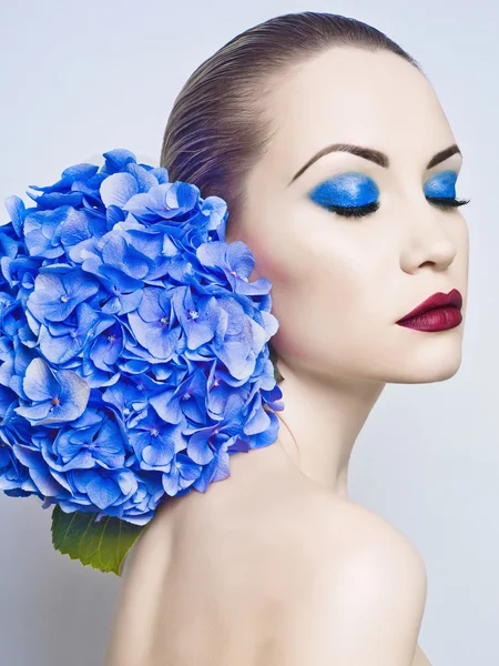 Hermosa dama con hortensias — Foto de Stock