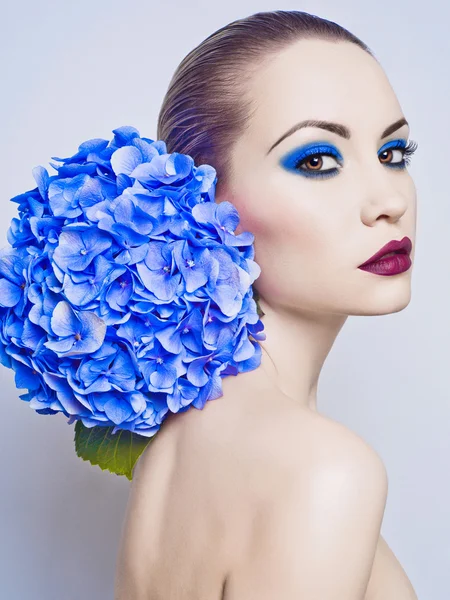 Hermosa dama con hortensias —  Fotos de Stock