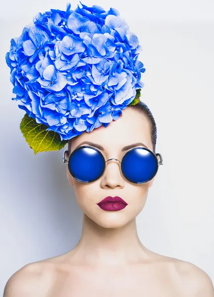 Hermosa dama con hortensias — Foto de Stock