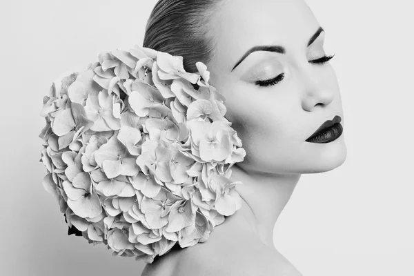 Hermosa dama con hortensias — Foto de Stock