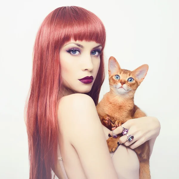 Belle dame avec chat abyssinien — Photo