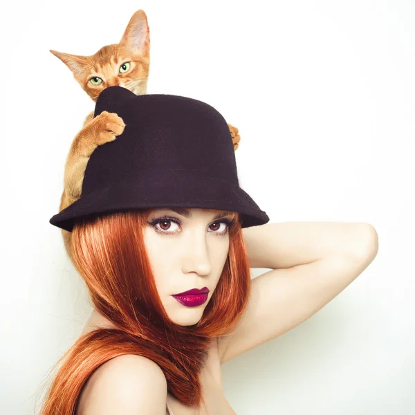 Beautiful lady with Abyssinian cat — Stock Photo, Image