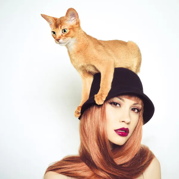 Красивая леди с абиссинской кошкой — стоковое фото