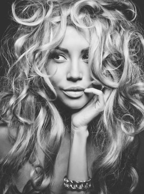 güzel sarışın bir kadın portresi