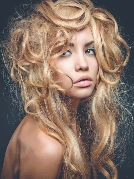 Hermoso retrato de mujer rubia — Foto de Stock