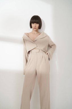 Doğal makyajlı güzel esmer kadın. Moda elbisesi giyiyor..