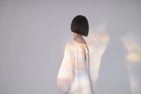 Güneş Işığı Altında Beyaz Elbiseli Dalgın Esmer Stok Resim