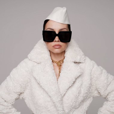 Güzel, beyaz elbiseli genç bir bayan. Zarif bir tat. Zarafet. Beyaz sahte kürk manto