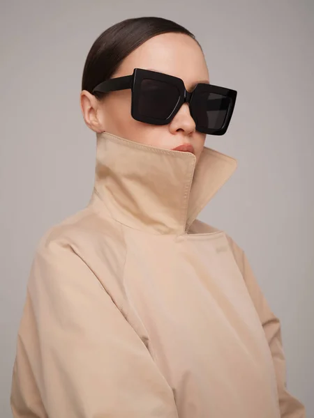 Mooie Jongedame Een Beige Trench Jas Zwarte Zonnebril Mode Stijl — Stockfoto