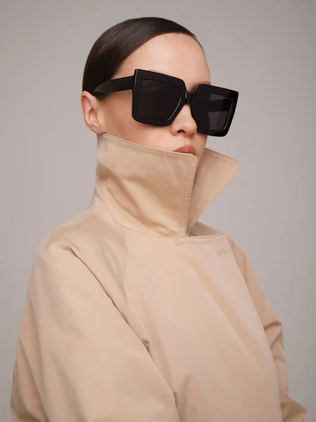 Belle Jeune Femme Trench Beige Lunettes Soleil Noires Mode Style Photos De Stock Libres De Droits