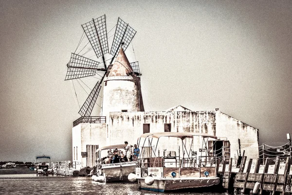 Moinho de vento velho com estilo pergaminho, Itália — Fotografia de Stock