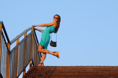 çekici kız merdiven üzerinde yürüyüş