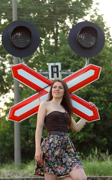 Chica cerca del ferrocarril — Foto de Stock