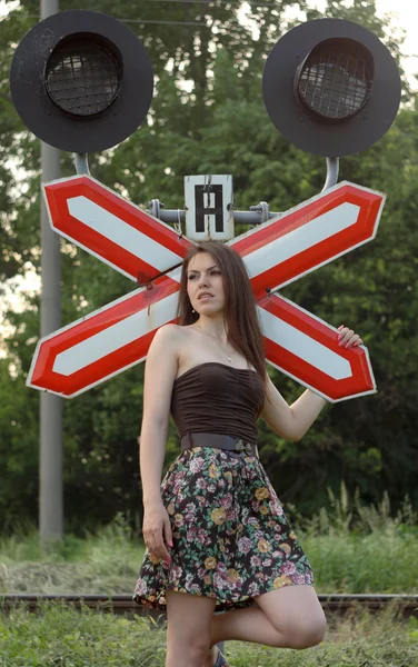 Chica cerca del ferrocarril — Foto de Stock