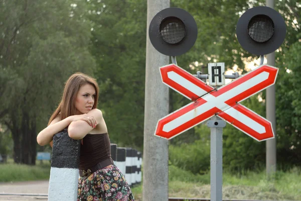 Девушка рядом с железной дорогой — стоковое фото