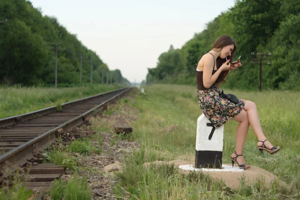 Söt flicka nära järnvägen — Stockfoto