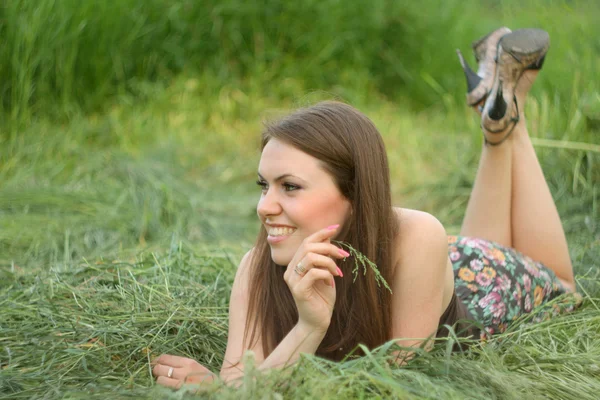 Flicka på gräset — Stockfoto