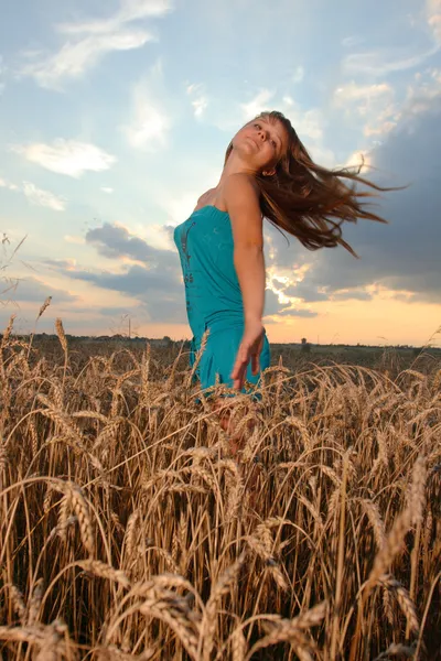 Menina com estilo casual desgaste contra o céu pôr do sol — Fotografia de Stock