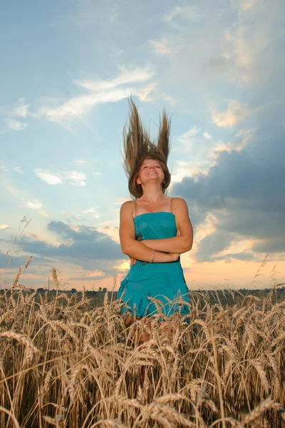 Menina com estilo casual desgaste contra o céu pôr do sol — Fotografia de Stock