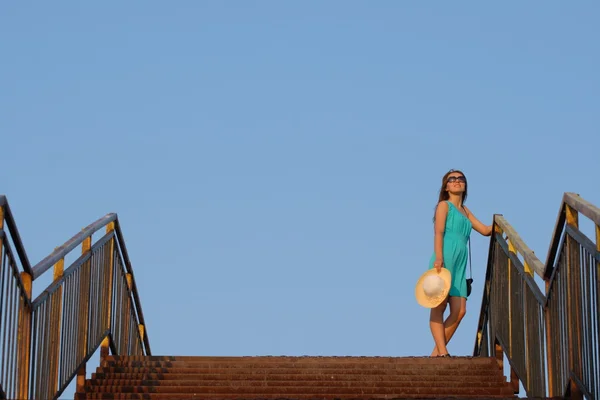 Menina atraente andando na escada — Fotografia de Stock