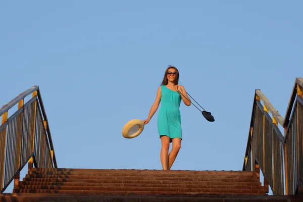 Attraktiv tjej går på trappan — Stockfoto