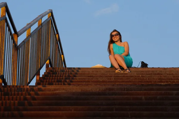 Привлекательная девушка идет по лестнице — стоковое фото