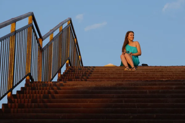 Menina atraente andando na escada — Fotografia de Stock