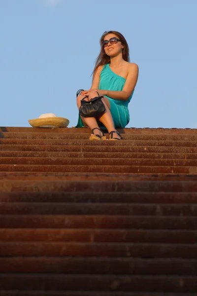 Привлекательная девушка идет по лестнице — стоковое фото