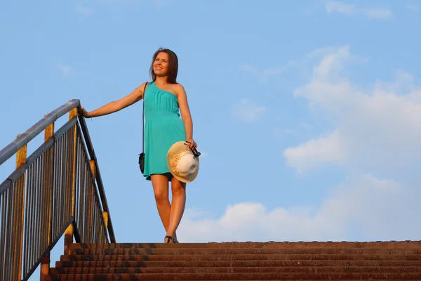 Çekici kız merdiven üzerinde yürüyüş — Stok fotoğraf